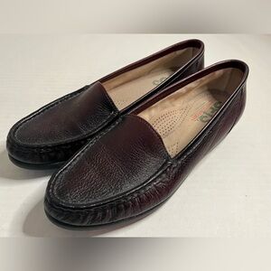SAS Simplify Tripad Womens 7 N Burgundy Slip On Comfort Loafers Shoes.